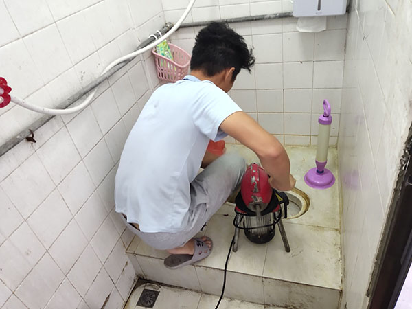 阿克苏肥皂掉到马桶里把马桶堵住了怎么办？马桶堵住了怎么办